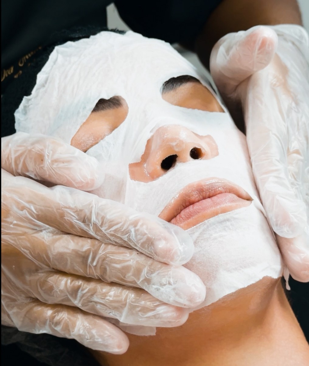Aplicação de máscara facial em sessão na Lyvera Clinique